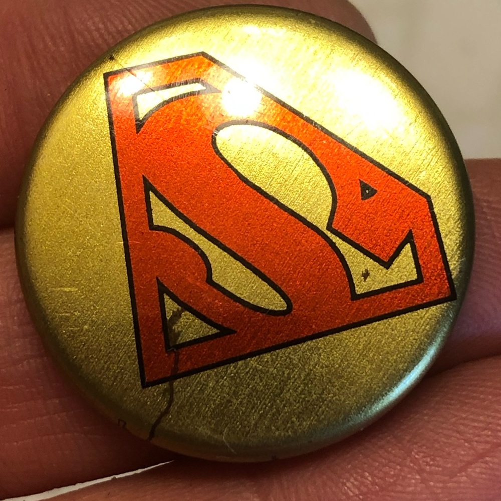 Superman pin DC Comics 2003 gold with red shield superhero